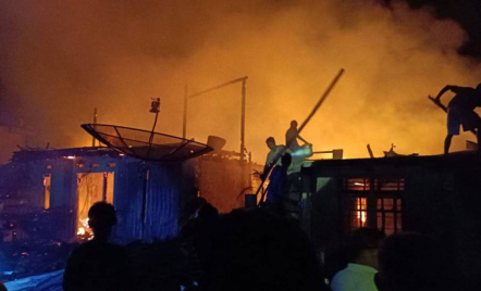 8 Rumah Warga Ludes Akibat Kebakaran di Pesisir Barat Lampung - GenPI.co