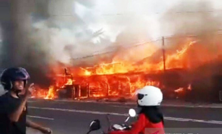 Kebakaran di Palangka Raya Kalteng, Kerugian Capai Rp 1 Miliar - GenPI.co