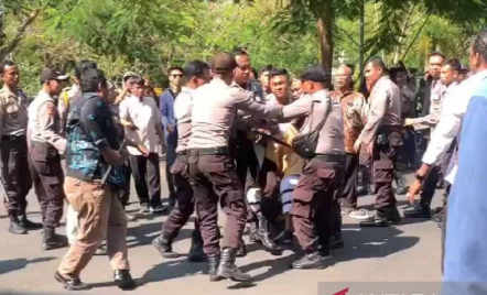 Satpam dan Pegawai Universitas Mataram Diduga Aniaya Mahasiswa Demonstran - GenPI.co