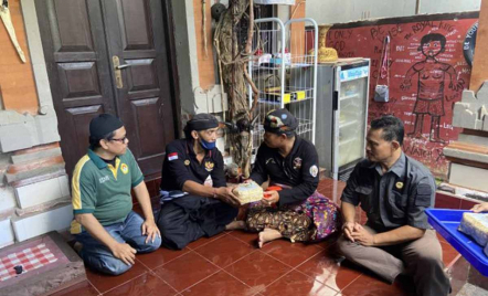 Umat Islam di Bali Gelar Tradisi Ngejot, Berbagi Daging Kurban ke Warga - GenPI.co