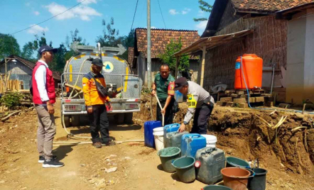 Sebagian Warga Mulai Mengalami Kelangkaan Air Bersih di Situbondo - GenPI.co