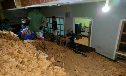 Rumah Warga Tertimbun Akibat Tanah Longsor di Sulawesi Tenggara - GenPI.co