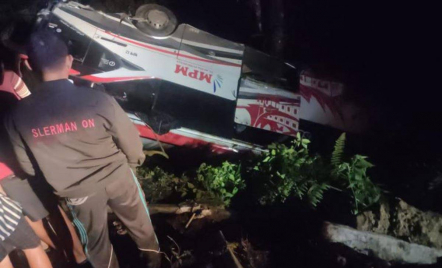 Bus Terjun ke Jurang dalam Kecelakaan di Padang, 13 Penumpang Dievakuasi - GenPI.co