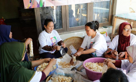 Pelatihan Pembuatan Kerupuk Banyu Pindang, Cara Ganjar Sejati Dongkrak Ekonomi - GenPI.co