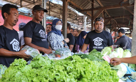 Deklarasi Dukungan bersama Pedagang, Gardu Ganjar Berbagi Sayuran di Pasar - GenPI.co
