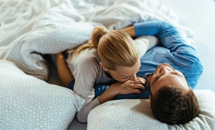 Posisi Tidur Bisa Ungkap Kondisi Hubungan Kamu dengan Pasangan - GenPI.co