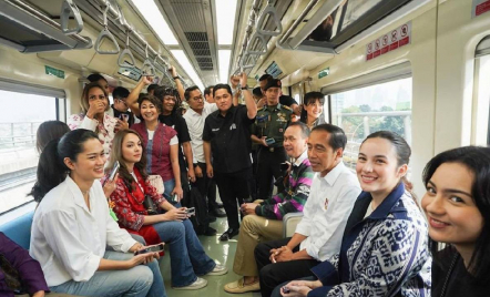 Chelsea Olivia Hingga Aurellie Semringah Dampingi Presiden Jokowi Uji Coba LRT Jabodebek - GenPI.co