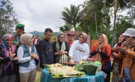 Festival Rujak Otek Jadi Magnet Wisatawan ke Lumajang - GenPI.co