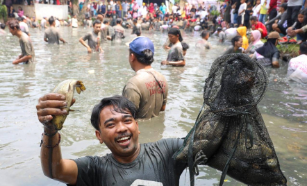 Lomba Ambil Ikan Berlangsung Meriah, Gardu Ganjar Disambut Antusias Warga - GenPI.co