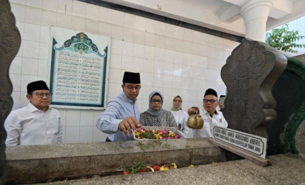 Anies Baswedan dan Cak Imin Ziarah ke Makam Pangeran Diponegoro di Makassar - GenPI.co
