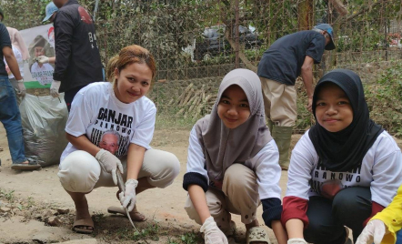 Manuver Berkelas Ganjar Muda Padjadjaran Bersihkan Kampung Langganan Banjir - GenPI.co