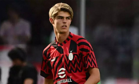 Tak Terpakai di AC Milan, Charles Siap Merapat ke Manchester United - GenPI.co