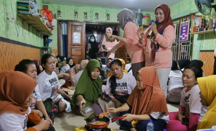 Kembangkan UMKM Betawi, Mak Ganjar Adakan Pelatihan Bikin Selendang Mayang - GenPI.co