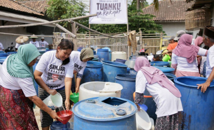 Srikandi Ganjar Jadi Pahlawan Warga Serang Berkat Air Bersih Gratis - GenPI.co