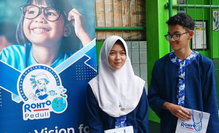 Rohto Berbagi Kacamata Gratis untuk Pelajar SD dan SMP - GenPI.co