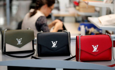 Identik Brand Mewah, Ini Alasan Tas Louis Vuitton Begitu Mahal - GenPI.co