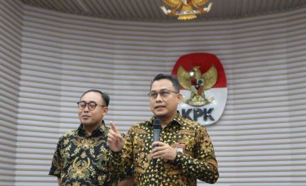 Penyidik KPK Geledah Rumah Ketua Komisi IV DPR RI Sudin di Depok - GenPI.co