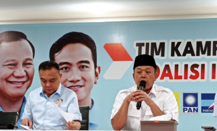 Tim Kampanye Prabowo Gibran Bantah Pasang Baliho Dibantu Oknum Polisi - GenPI.co