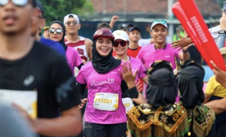 Didukung Warga, Siti Atikoh Istri Ganjar Pranowo Selesaikan Borobudur Marathon 42 KM - GenPI.co