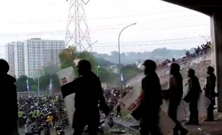 Tembakkan Gas Air Mata di Laga Gresik United vs Deltras FC, Polisi: Suporter Beringas - GenPI.co