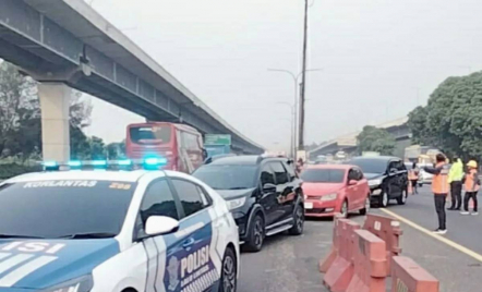 Lalu Lintas Padat, Jalan Tol Jakarta-Cikampek Berlaku Contraflow - GenPI.co