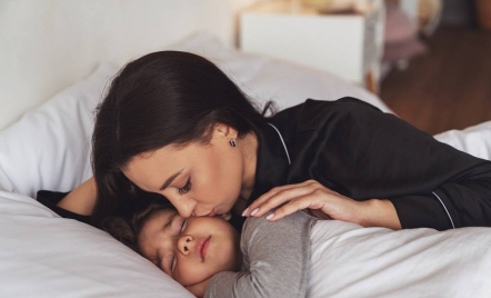 7 Ungkapan yang Sebaiknya Dikatakan Orang Tua Sebelum Anak Tidur - GenPI.co