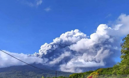 Gunung Lewotobi Laki-laki Erupsi, Lontarkan Abu Vulkanik Setinggi 1.000 Meter - GenPI.co