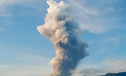 Gunung Dukono di Maluku Utara Erupsi, Lontarkan Abu Vulkanik Setinggi 4 Km - GenPI.co