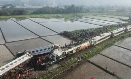 Tabrakan KA Turangga dengan Commuterline, KAI Sebut Seluruh Penumpang Selamat - GenPI.co