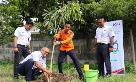 Sukseskan Gerakan 1 Juta Pohon, Daop 6 Tanam Pohon di Halaman Kantor, Stasiun, hingga Jalur KA - GenPI.co