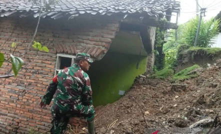 Tanah Longsor Rusak Rumah dan Tutup Akses Jalan di Sukabumi, Ini Kondisinya - GenPI.co