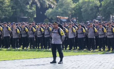 1.013 Polisi Amankan Pemilu 2024 di Daerah Rawan di Jawa Timur - GenPI.co