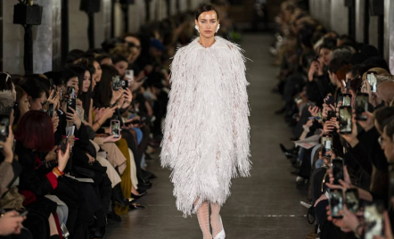 Tory Burch Tampilkan Koleksi Kemilau dengan Warna Netral di New York Fashion Week - GenPI.co