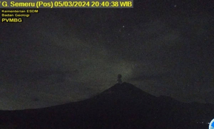 Gunung Semeru Erupsi, Lontarkan Abu Vulkanik Setinggi 800 Meter - GenPI.co