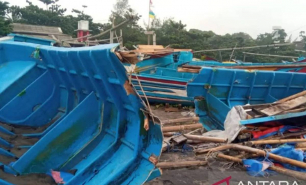 Diterjang Gelombang Tinggi, 40 Perahu Nelayan di Pantai Jayanti Cianjur Rusak - GenPI.co