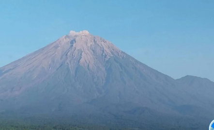 Gunung Semeru Erupsi, Lontarkan Abu Vulkanik Setinggi 500 Meter - GenPI.co
