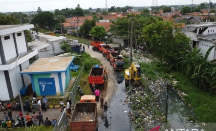 Sampah Sepanjang 1,5 Km Menumpuk di Kali Pasir Bekasi, Pemkab Lakukan Ini - GenPI.co