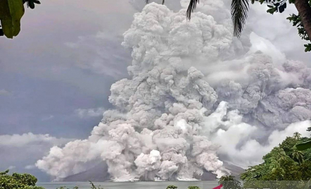 Gunung Ruang Meletus, Muntahkan Abu Vulkanik Setinggi 5 Km - GenPI.co