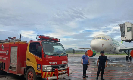 Terkena Abu Vulkanik Erupsi Gunung Ruang, Damkar Tomohan Bersihkan Landasan Pacu Bandara Sam Ratulangi - GenPI.co