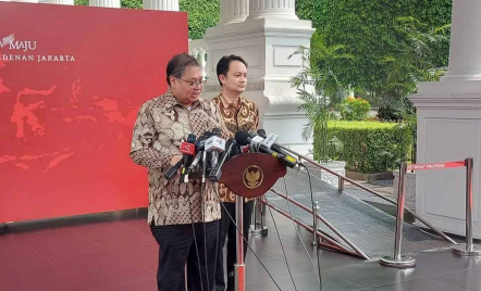 Airlangga Hartarto: Golkar Akan Bicara dengan Khofifah soal Pilkada Jawa Timur - GenPI.co