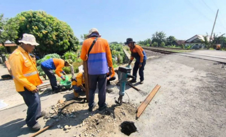 Usai Kecelakaan KA Joglosemarkerto, Daop 4 Semarang Tutup Perlintasan Sebidang di Kendal - GenPI.co