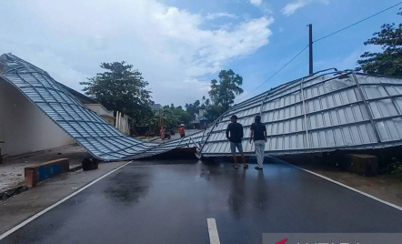 Atap Tribun Lapangan Bola di Natuna Senilai Rp 1,2 Miliar Ambruk - GenPI.co