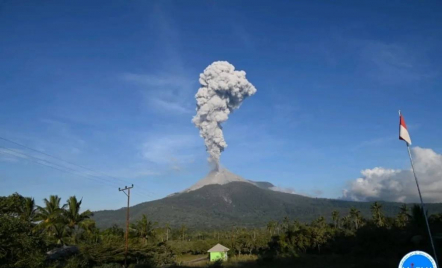 4 Desa di Sekitar Gunung Lewotobi Laki-laki Diminta Waspada Abu Vulkanik - GenPI.co