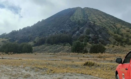 Kebakaran Gunung Batok di Kawasan Bromo Akhirnya Padam - GenPI.co