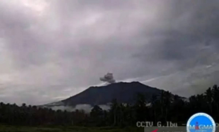 Gunung Ibu Erupsi 2 Kali, Muntahkan Abu Vulkanik Setinggi 500 Meter - GenPI.co