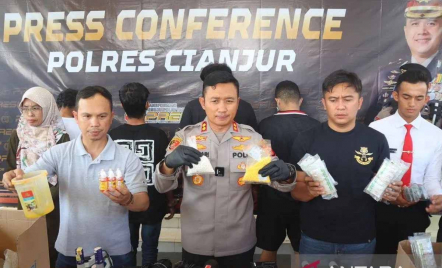 Sebuah Vila di Puncak Disulap Jadi Pabrik Obat Terlarang, 4 Pelaku Ditangkap - GenPI.co