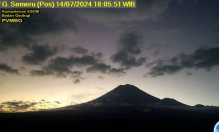 Gunung Semeru Erupsi, Alami 20 Kali Gempa Guguran - GenPI.co