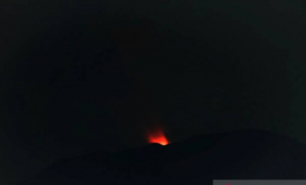 Gunung Ibu Erupsi, Keluarkan Abu Vulkanik dan Pijar Api - GenPI.co