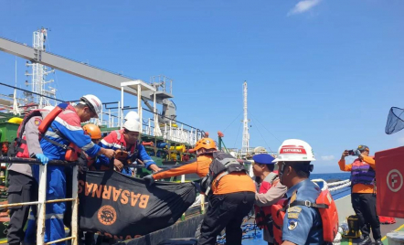 Kapal Tanker Elisabeth Terbakar, 5 ABK Meninggal Dunia - GenPI.co