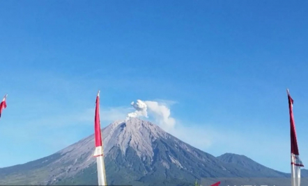 BMKG: Gunung Semeru Erupsi Lontarkan Abu Vulkanik Setinggi 600 Meter - GenPI.co